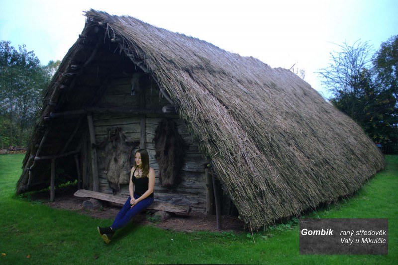 Dívka s gombíkem