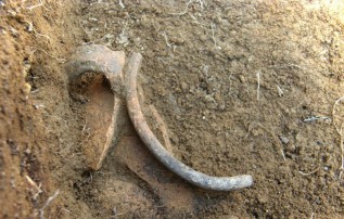 Archeologický výzkum může začít třeba takovýmto drobným nálezem...