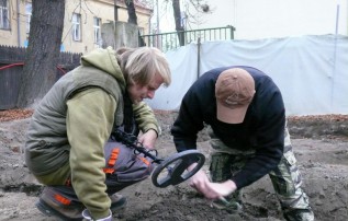 Pro ujištění, že ve vybrané zemině nezůstal žádný kovový nález, se často používá detektor kovů.