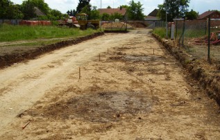 ...v němž se rýsují pravěké či středověké objekty...