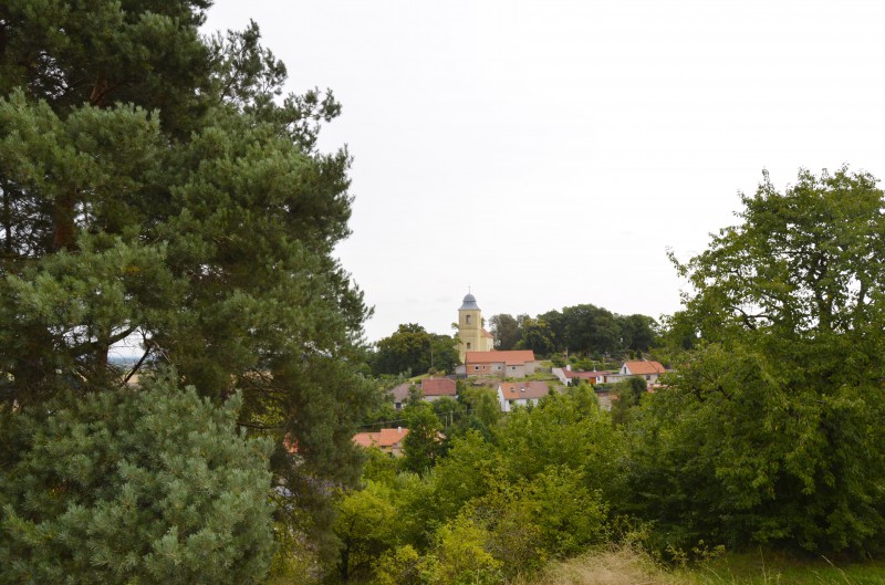 Dobřichovský kostelík je vidět i z Pičhory