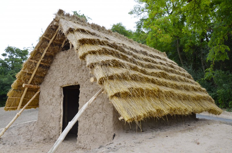 Germánská chata zatím září novotou a její interiér voní čerstvou slámou a mazanicí