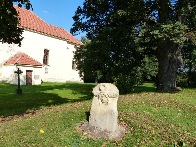 Celou stezkou provází kamenné patníky se slavným reliéfem pičhorské menády