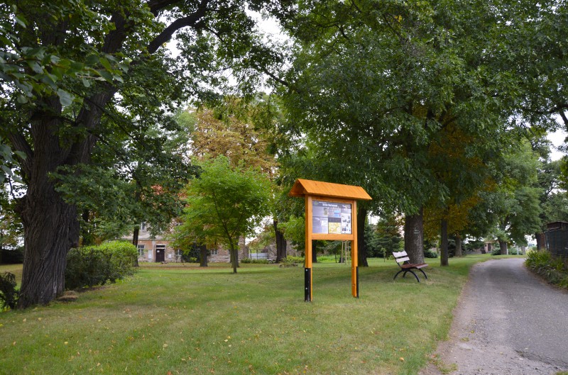 Třetí tabule se skrývá za kostelem v blízkosti bývalé fary