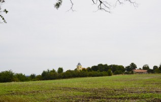 Kostel Nejsvětější Trojice stále dohlíží na krajinu na Pičhoře