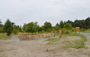 U páté tabule najdeme germánskou svatyni střeženou sochou Markomana