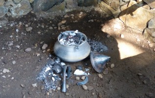 Na dalším zastavení si můžete prohlédnout žárový hrob dle skutečného nálezu
