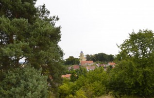 Dobřichovský kostelík je vidět i z Pičhory